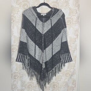 Mystree B&W Fringe Hooded Poncho W/Sleeves sz S/M EUC Camping Fall Hippie Boho